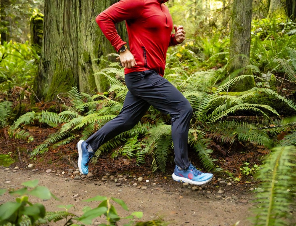 Anatomical Toe Box Topo Athletic Men's MT-5 - Blue/Red