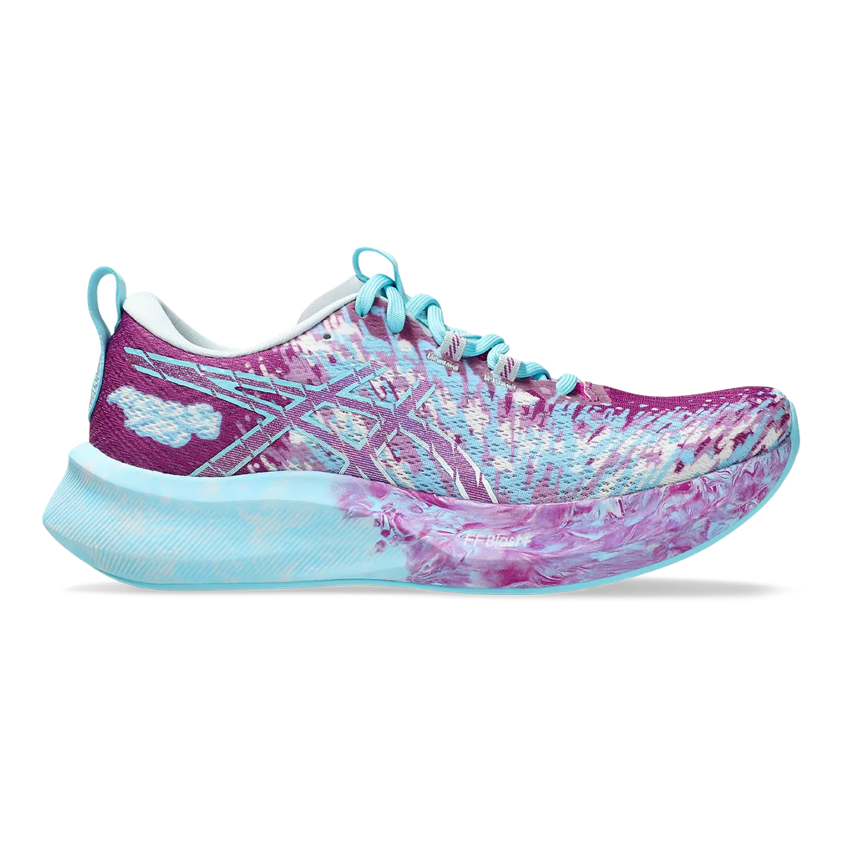 Asics Noosa Tri 16 running with a safety light