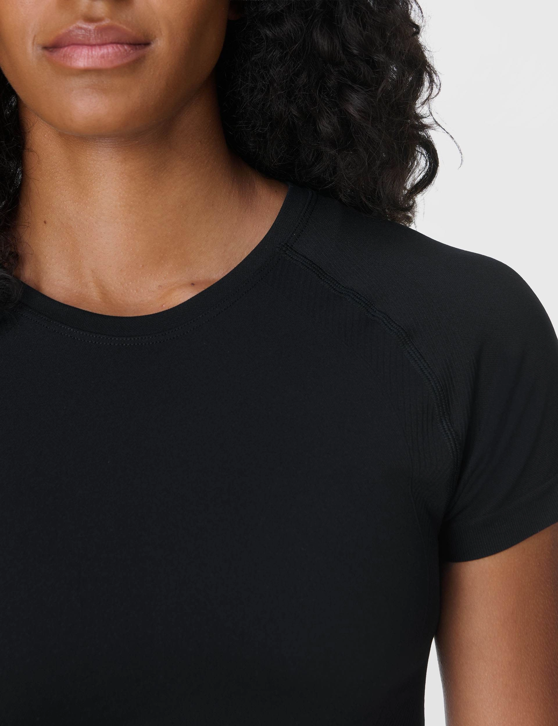 Athlete Crop Seamless Workout T-Shirt - Black Global Glow