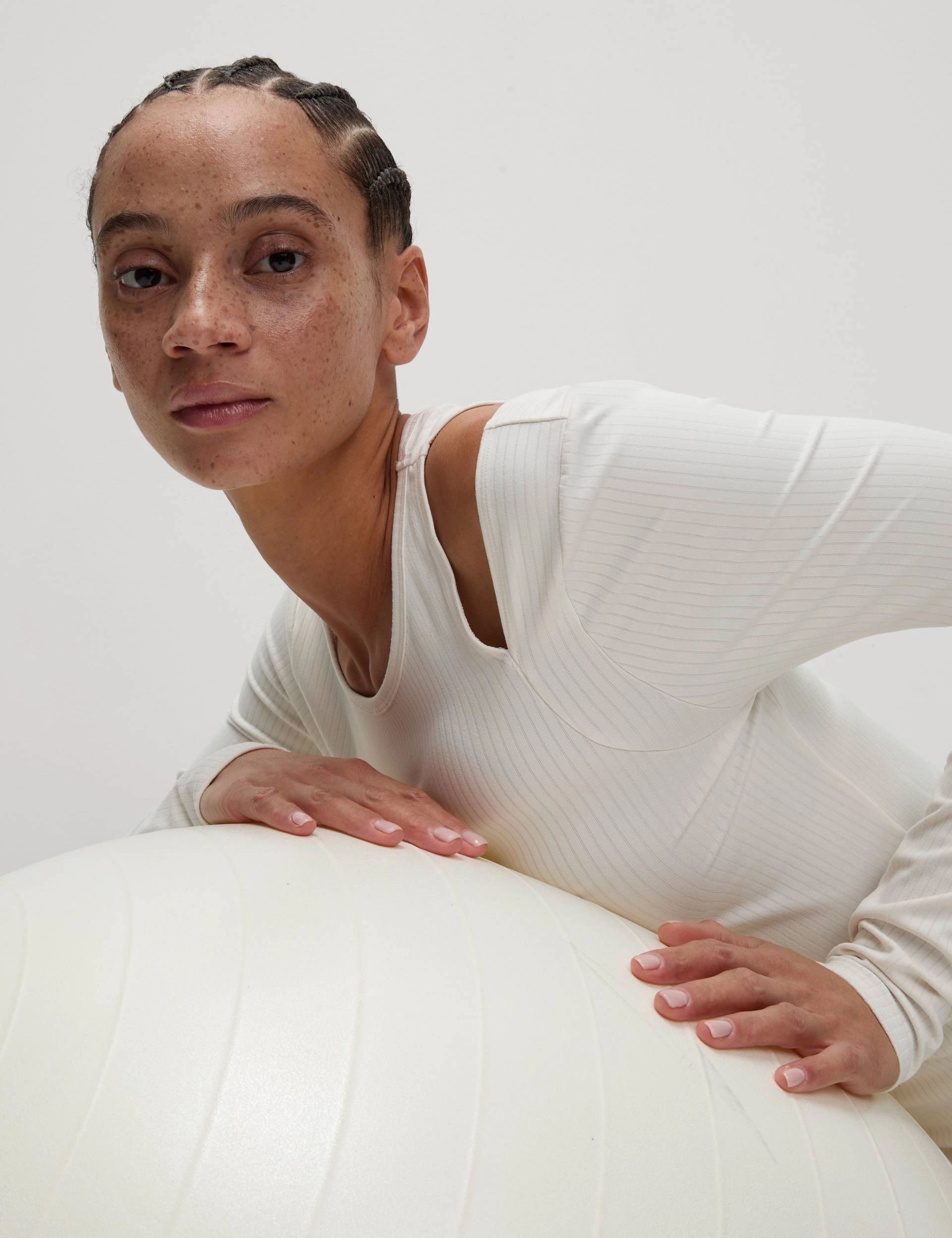 Thermal Regulating Design SeamlessDesign Rib Cold Shoulder Fitted Yoga Top - Ivory