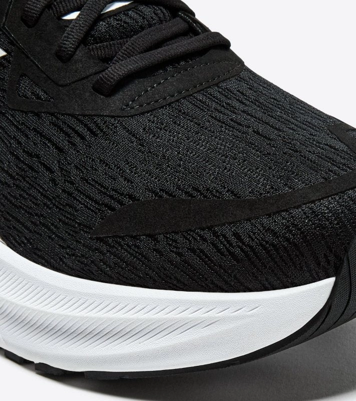 Streamlined silhouette Trend-setting silhouette Diadora Men's Nucleo 2 - Black/White