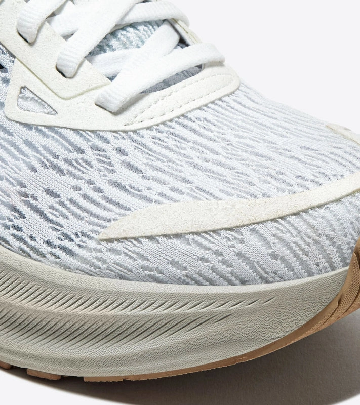 Diadora Women's Nucleo 2 - White/Silver runners - specific benefits