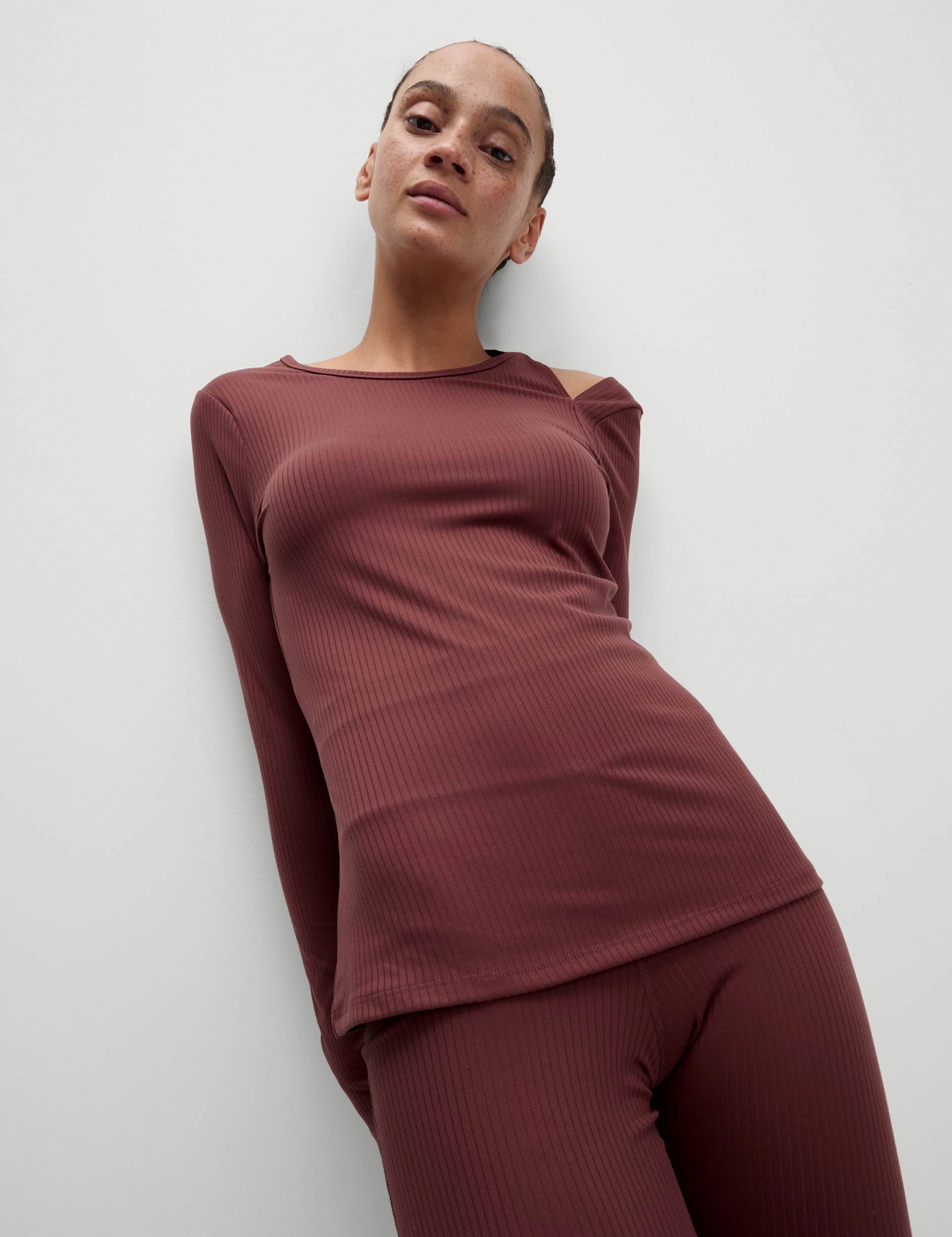 accessory venue Rib Cold Shoulder Fitted Yoga Top - Dark Taupe