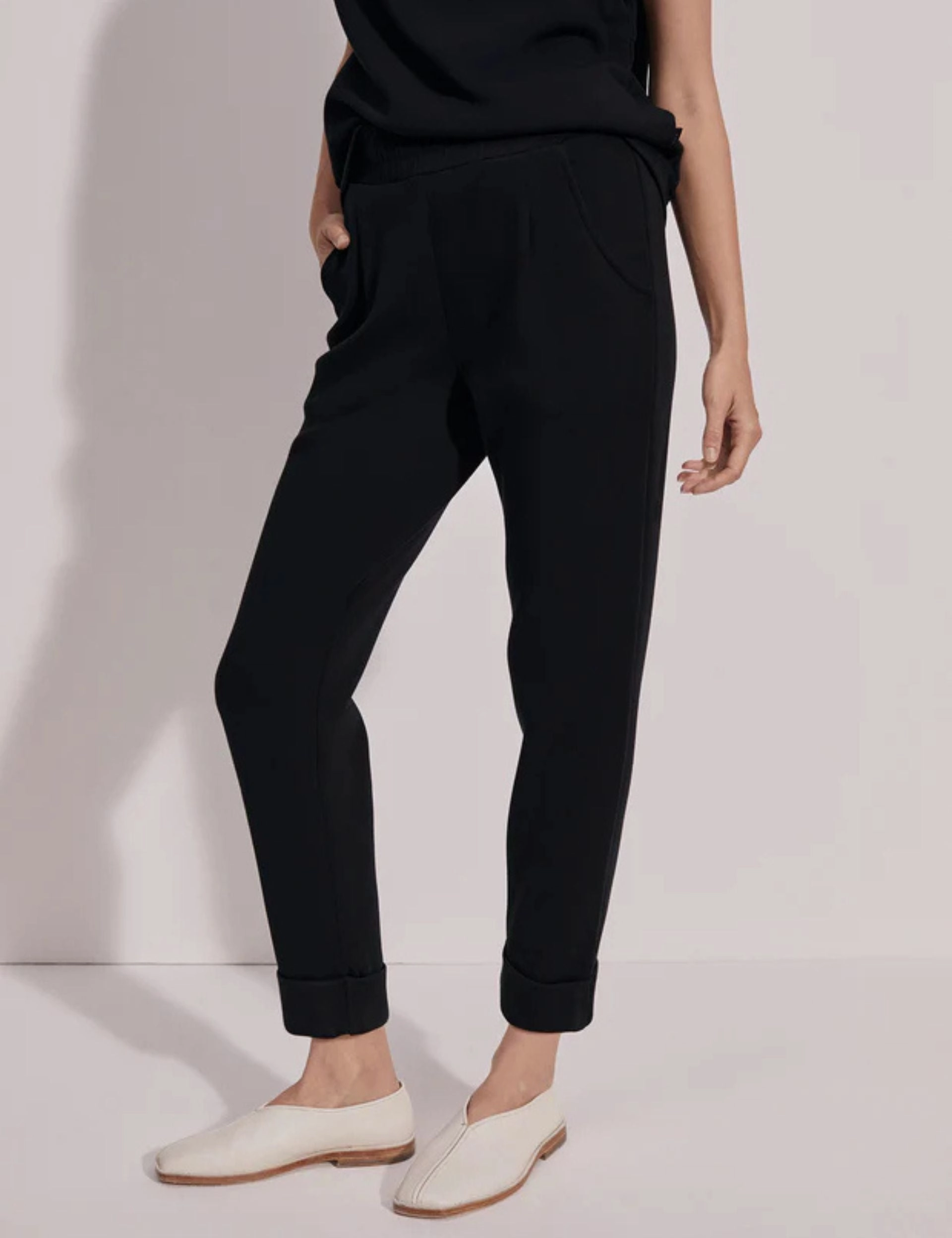 Athletic Capris The Rolled Cuff Pant 25" - Black