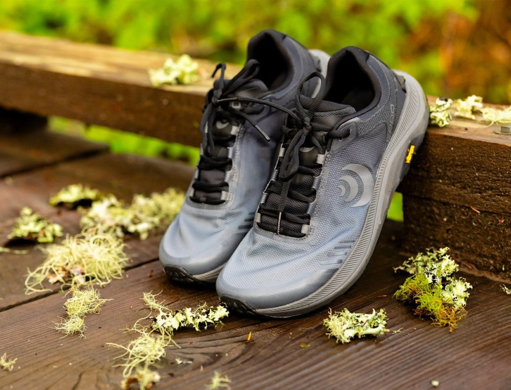 Topo Athletic Men's MT-5 - Black/Charcoal kids Universal Sizing