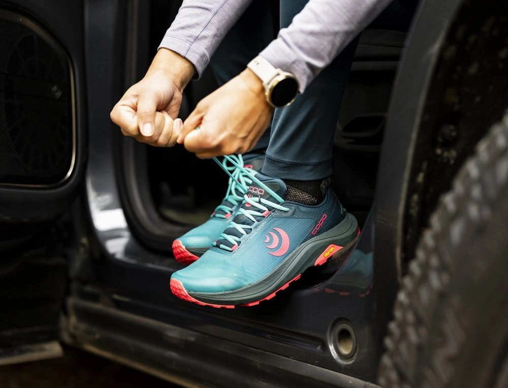 Fitting Topo Athletic Women's MT-5 - Emerald/Pink